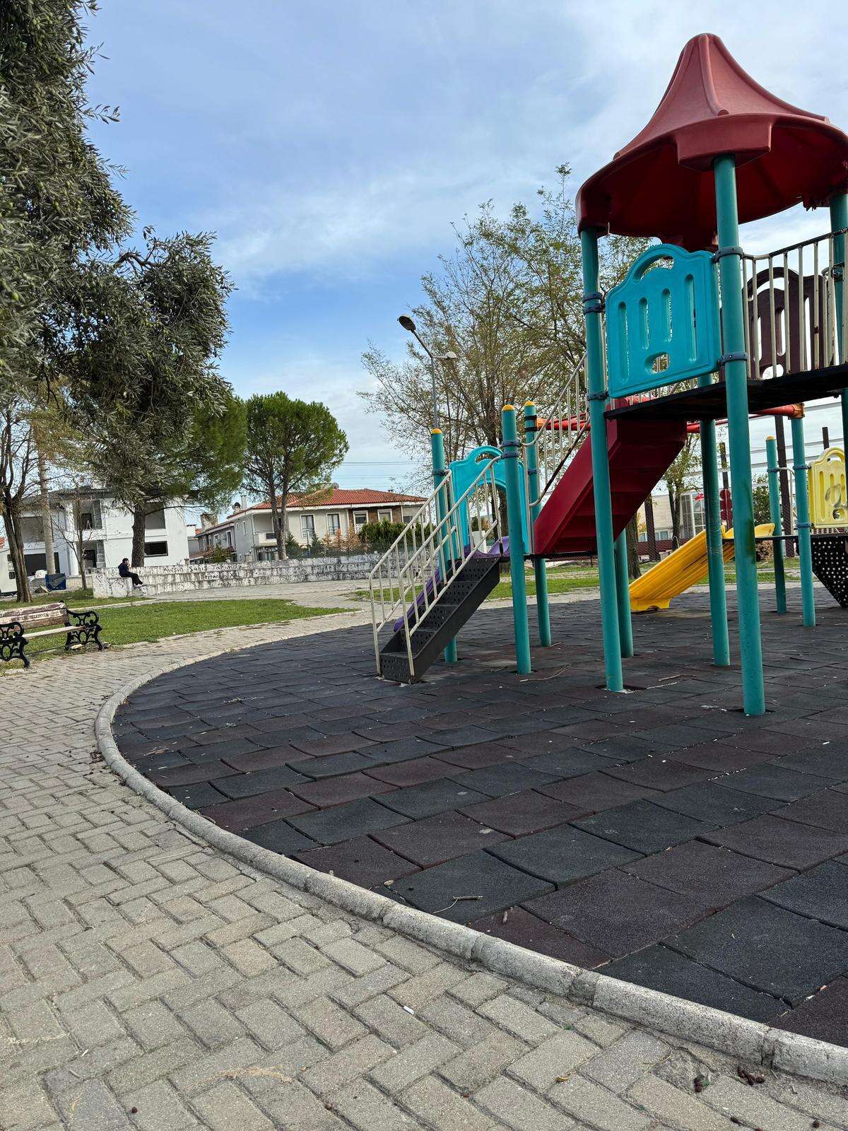 Menteşe'de Düğerek Parkları Dökülüyor: Çocuklar Tehlikede 9